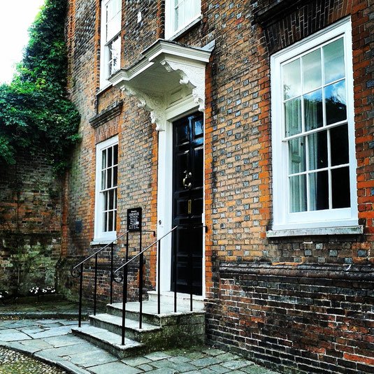 Lamb House. En esta casa vivió Henry James. Después fue adquirida por E. F. Benson, que la ocupó durante muchos años. Fue el modelo para Mallards, con sus famosísimos tres escalones: el domicilio de Elizabeth Mapp en sus novelas.