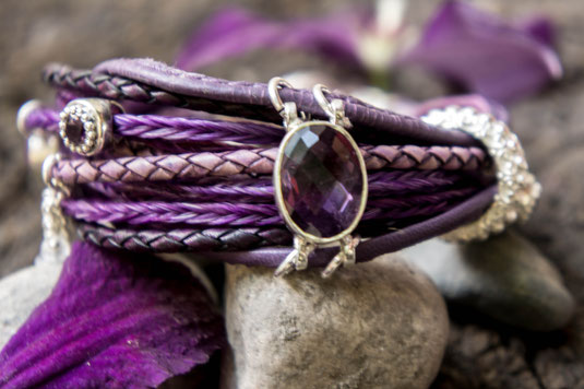 Einzigartiges Armband aus kirgisischem, violett gefärbtem Pferdehaar mit echtem Amethyst und Silber! Preis: auf Anfrage!