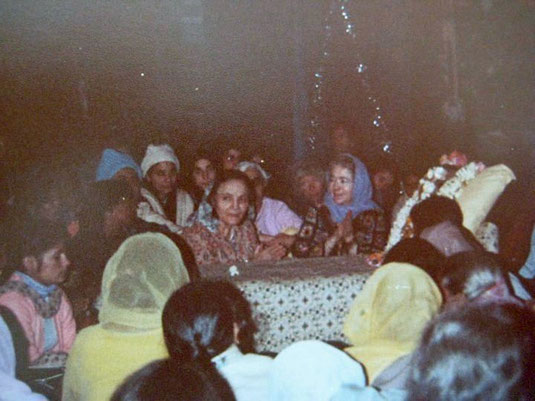 Mehera & Mani Irani at the 1982 Armatithi, India.  Photo courtesy of Eric Teperman.