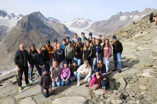 auf dem Eggishorn mit dem Aletschgletscher im Hintergrund