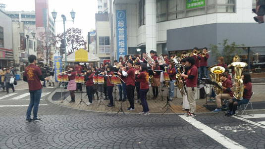 11月19日(土)、20日(日)の2日間で、熱血!高校生販売甲子園が開催されました。私たちは1日目のファンファーレとステージ演奏に参加させていただきました。たくさんの方に聞いていただき、私たちも楽しく演奏することができました!