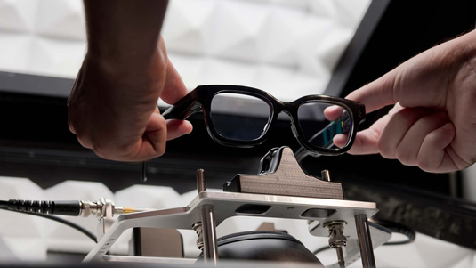 Raxium／Googleが開発したMagic LeapのAI AR眼鏡の試作機（画像出典：Micro LED-info）