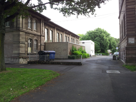 Einfahrt zur Schulturnhalle