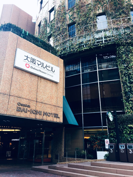 向かって左すぐがスタバです♪