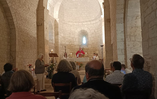 Mgr de Bucy célébrant la messe en l’église Sainte-Quitterie de Massels - photo P.Simon