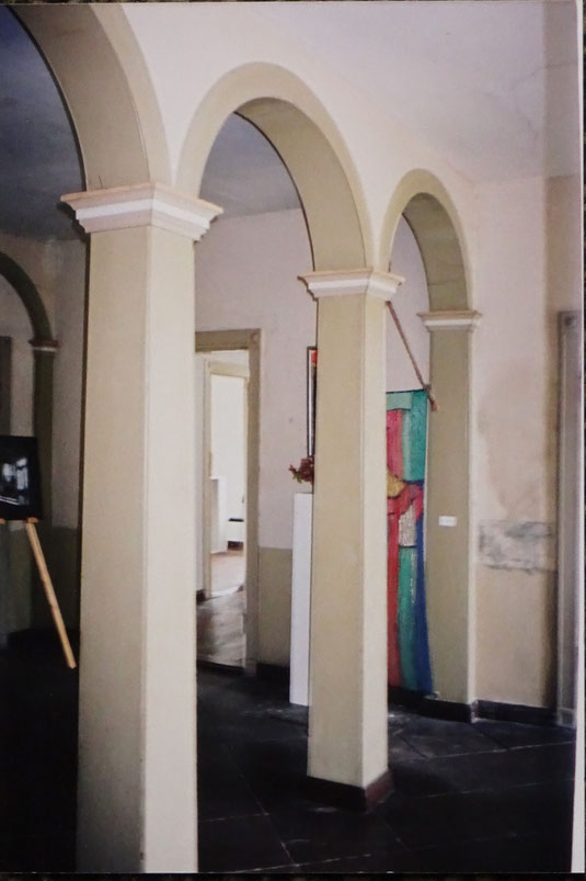 Die erste Ausstellung 1998 in der noch nicht restaurierten Nienburger Str. 5