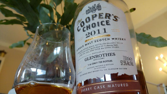 Glenrothes 2011 / 2018 The Cooper's Choice. Whisky im Glas und Whiskyflasche.