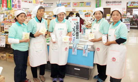 「塩麹」を商品化したJAおきなわ八重山支店女性部のメンバー=14日、ゆらてぃく市場