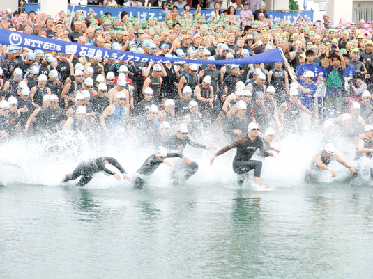 勢いよくスタートするエイジ部門=22日午前、登野城漁港
