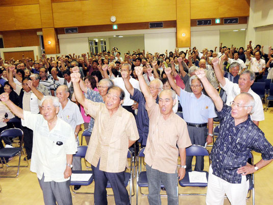※参加者全員で臨時教委会の協議採択の尊重などアピールし、団結がんばろう三唱した=市健康福祉センター