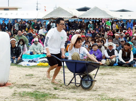 多彩なイベントで盛り上がった黒島牛まつり=26日午後、黒島多目的広場