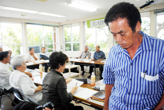 多数決による決定に抗議し、退席する崎原教育長=8日午後、市教委