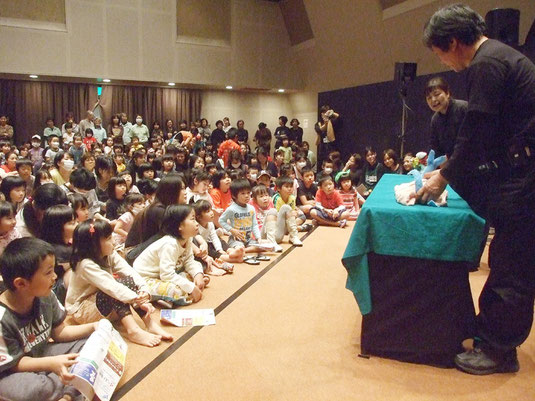 人形劇に見入る子どもたち=12日午後、市民会館中ホール