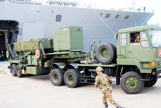 輸送艦「くにさき」から陸揚げされたPAC3=5日午前、石垣港