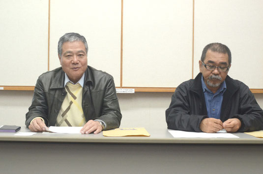 賞の創設を発表する(右から)上江洲代表と波照間教授=大濱信泉記念館