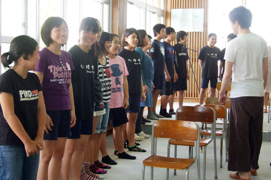劇団四季の俳優から指導を受ける児童たち=6日午前、石垣小学校