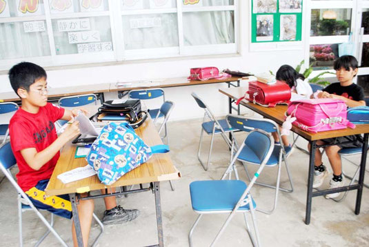 「じんぶんひろば」で放課後の時間を過ごす児童=7日午後、真喜良小