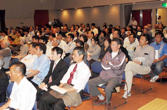 200人近くが集まり、熱心に聞き入った=市民会館中ホール