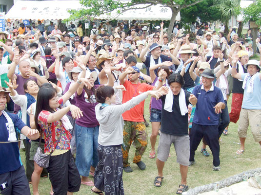 大いに盛り上がった鳩間島音楽祭=3日午後、鳩間島コミュニティセンター前広場