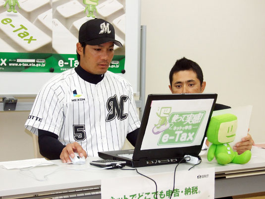 e―Taxを模擬体験した千葉ロッテマリーンズの伊志嶺選手=16日午後、市中央運動公園