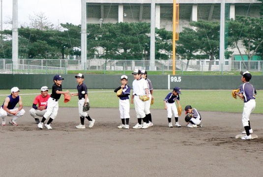 慶應大野球部が野球教室を開催した=市中央運動公園野球場