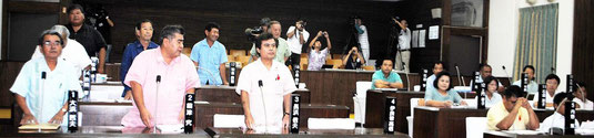特別委設置に賛成して起立する野党(左側)と、反対した与党=3日午後、市議会