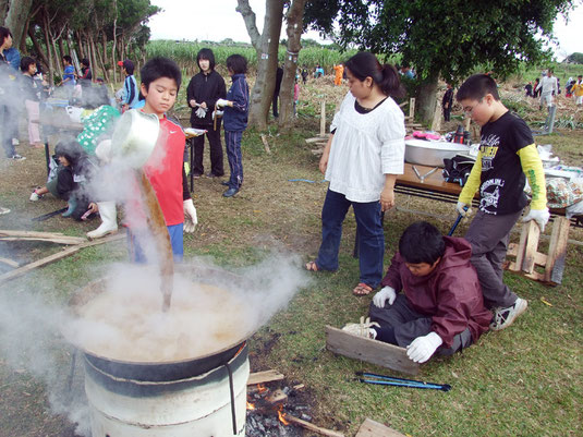 黒糖づくりに取り組む5年生児童たち=12日午前、宮良小学校