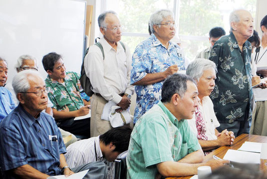 会議を傍聴する住民の会メンバー=8日午後、市教委