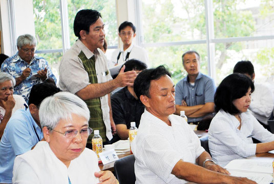 会議で発言を求める県教委義務教育課の狩俣課長(中央)=8日午後、市教委