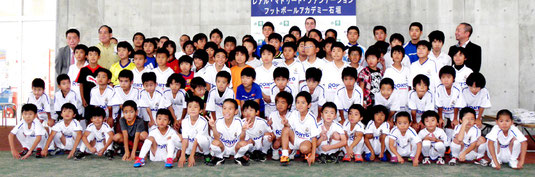 小中学生87人が参加するフットボールアカデミー石垣=市中央運動公園屋内練習場