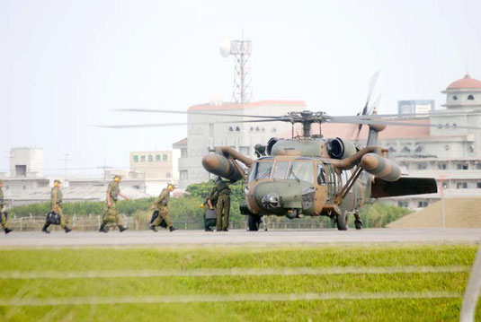 PAC3配備に向けた石垣市での現地調査後、ヘリで石垣空港から出発する自衛隊員(28日午後4時ごろ)