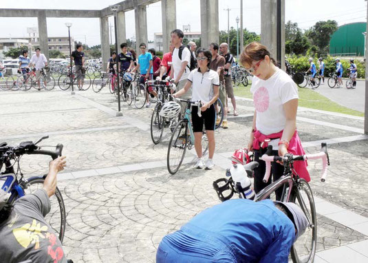 受付前にバイクを点検する参加選手=市総合体育館