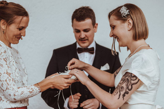 Traurednerin München, Hochzeitsrednerin Bayern, Strauß und Fliege, freie Trauung, Hochzeit Bayern