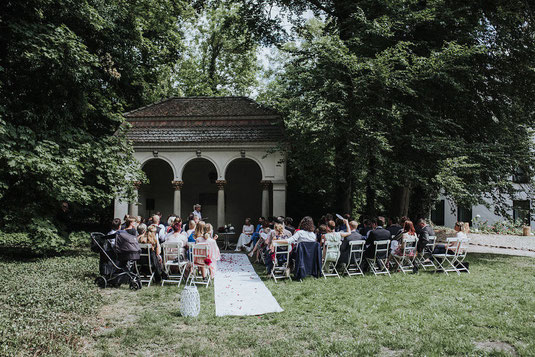 Traurednerin Berlin, Hochzeitsrednerin Brandenburg, Strauß und Fliege, freie Trauung, Hochzeit Berlin