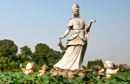 Kuan Yin, déesse de la compassion dans le bouddhisme. Ce n’est pas Zheng Yin, mais elle incarne souvent des qualités associées aux Ressources (bienveillance, protection, compassion).