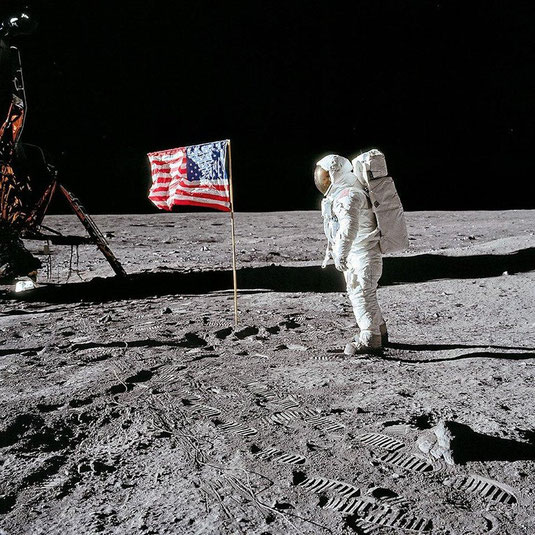 Buzz Aldrin observant le drapeau
