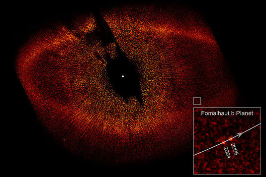 Ce coronographe de l'étoile Fomalhaut présente le disque annulaire à la périphérie de l'étoile et la localisation de la planète extra-solaire Fomalhaut b