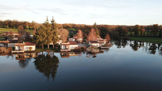 Terrasse d'un gîte donnant sur l'étang de pêche des Pouyades