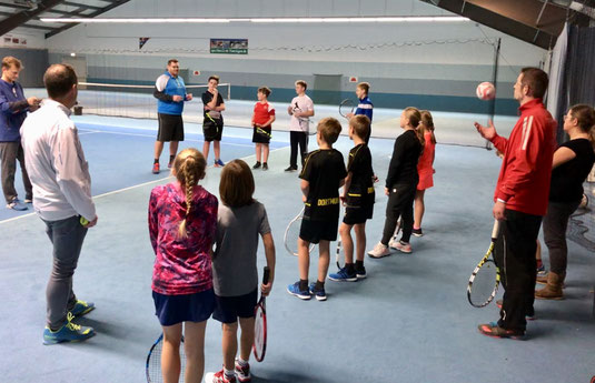 Kindertennis Mühlhausen: Frank Zeuch erklärt den Ablauf vor dem Start
