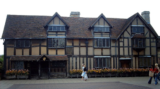 Sehenswürdigkeiten Stratford-upon-Avon: Das Geburtshaus von William Shakespeare steht in der Altstadt von Stratford. Es handelt sich um ein Fachwerkgebäude mit drei Giebeln.