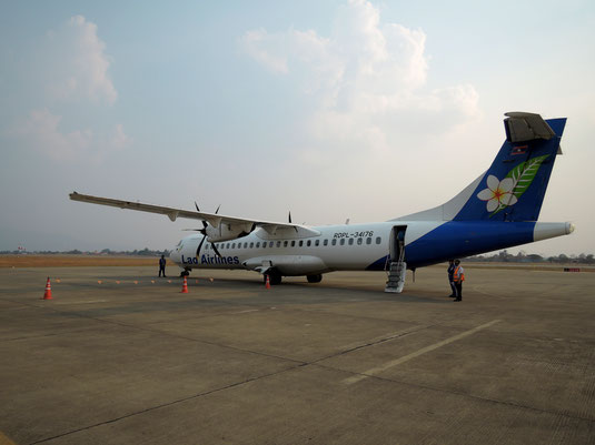 Der Flieger auf dem Rollfeld von Pakxe- Kurze Zwischenlandung auf dem Flug nach Luang Prabang