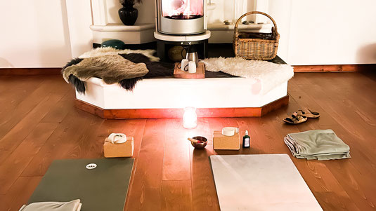 Yogamatten vor dem Kamin in gemütlicher Atmosphäre