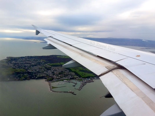 Anflug auf Dublin , über Howth. Ein Flickenteppich aus Meer und grünen Feldern.