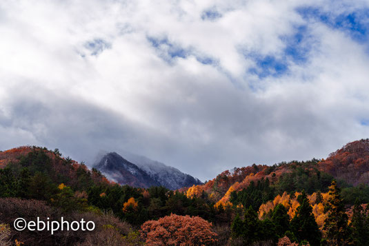 七ヶ宿の紅葉と雪
