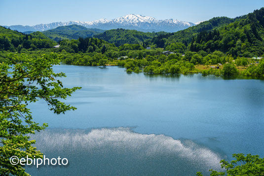 白川湖と飯豊山