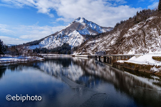 只見川と蒲生岳