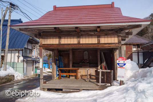 お堂とバス停