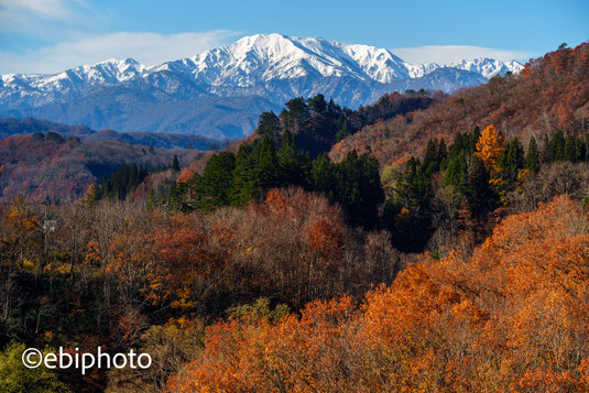 紅葉と雪の飯豊山