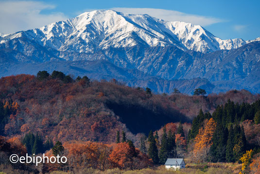 紅葉と雪の飯豊山