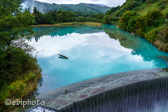 青い池